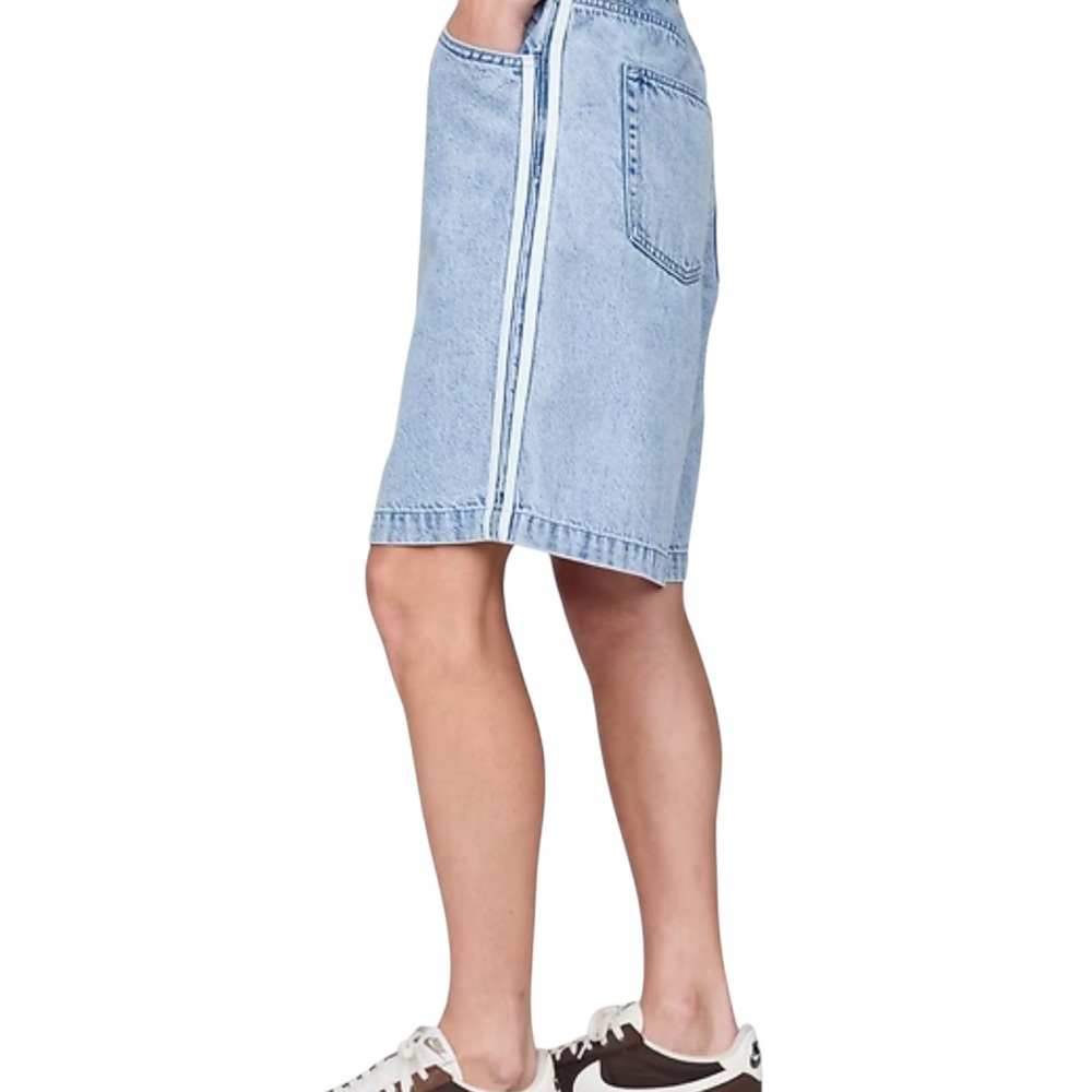Gap 11" Mid Rise UltraSoft Easy Longline Denim Shorts, size medium